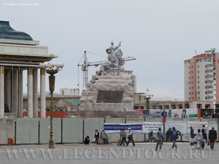 Фотография. На снимке момент реконструкции памятника. 31.05.2011 года.