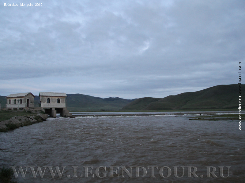 Фотография. Шлюзы на реке Орхон гол. Хархорин. Увурхангайский аймак. Монголия.